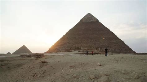 sex on giza pyramid|Egypt Investigating Photo of Couple Naked on Top of Great。